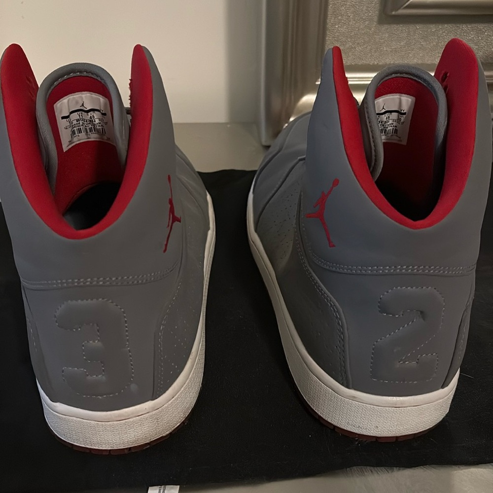 Jordan’s 1 flight 5 grey.